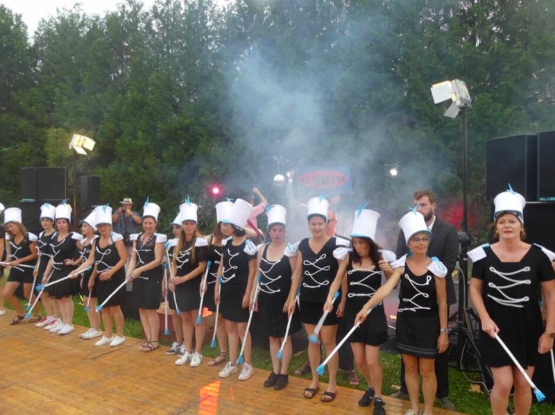 Les majorettes et les gardes du corps du groupe les Vedette, recrutés sur volontariat parmi les bénévoles et le public. | OUEST—FRANCE